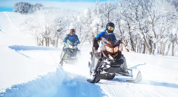 Snowmobiling: three safety tips to take on board right away