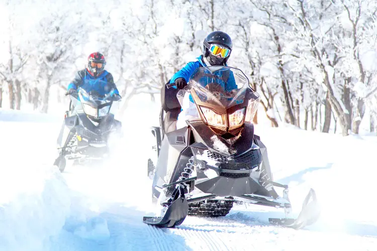 Snowmobiling: six tips to be prepared for your next ride